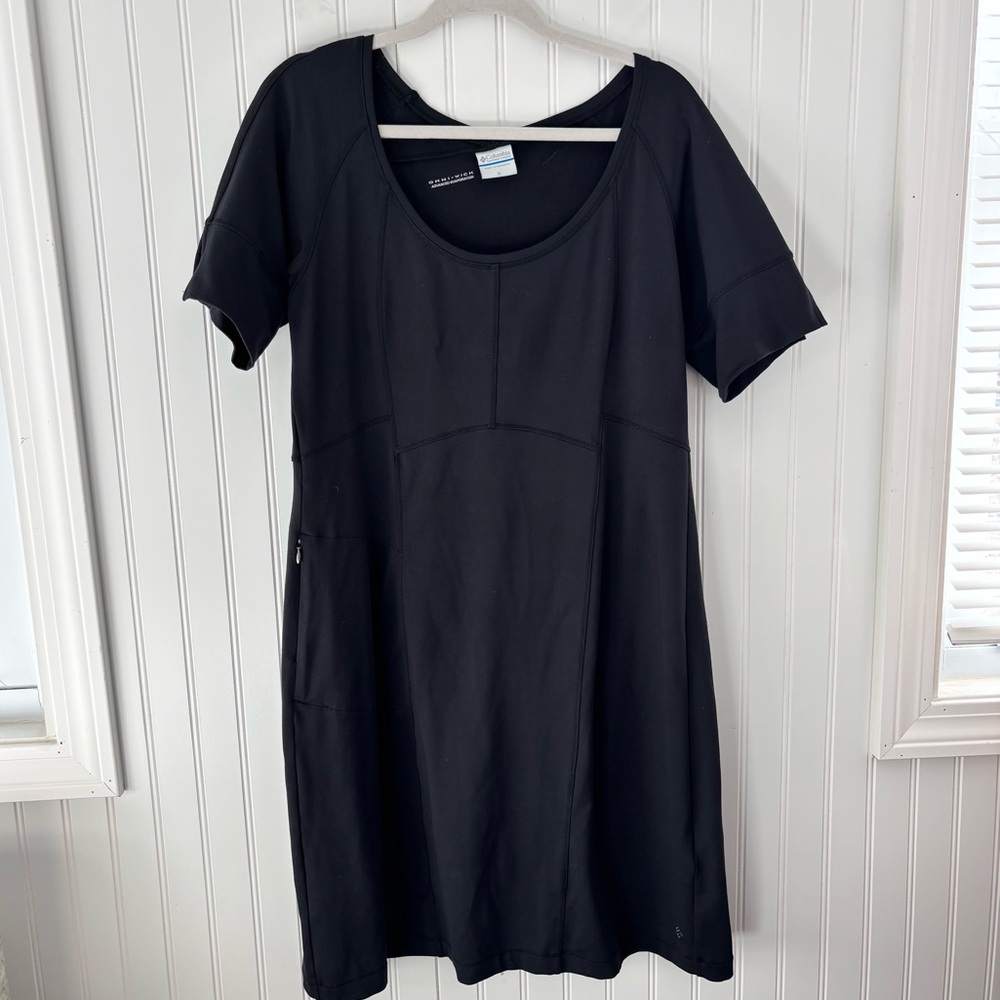Columbia Black Short Sleeve Scoop-Neck Midi Dress